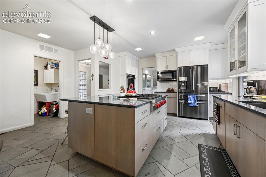Image 12 of 50: Kitchen