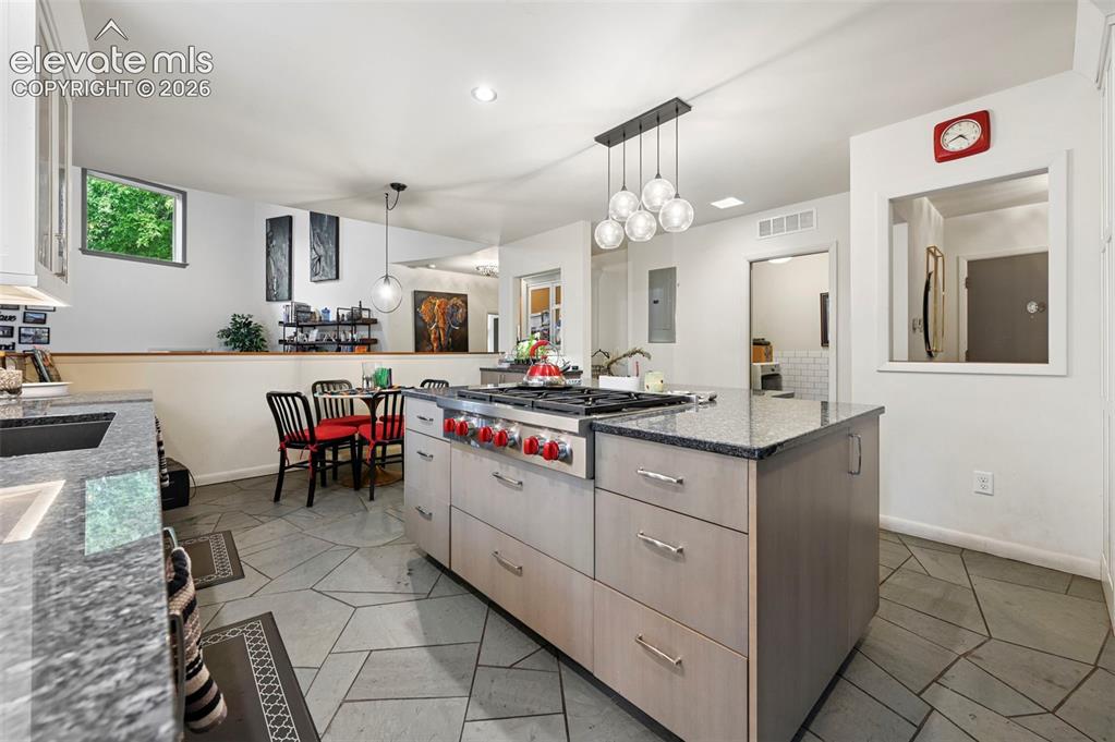 Image 14 of 50: Kitchen