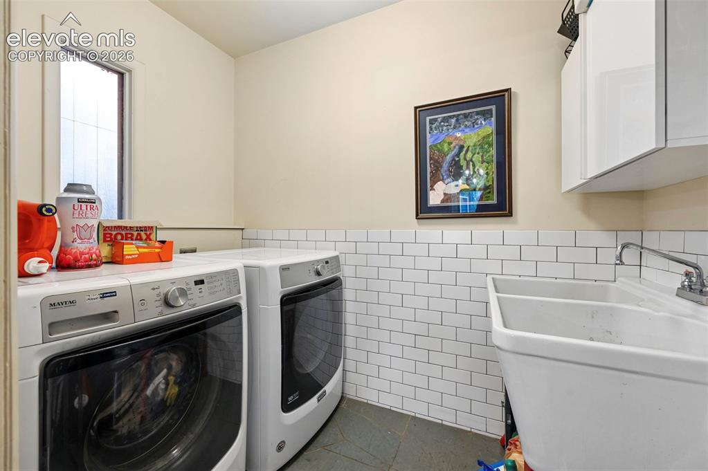 Image 16 of 50: Laundry