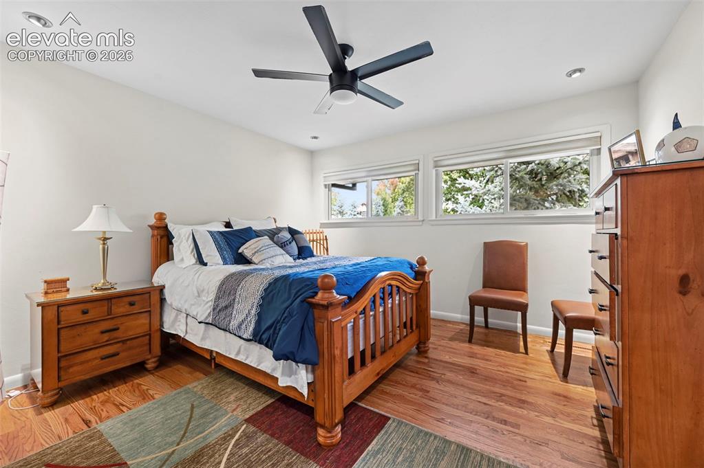 Image 18 of 50: Bedroom