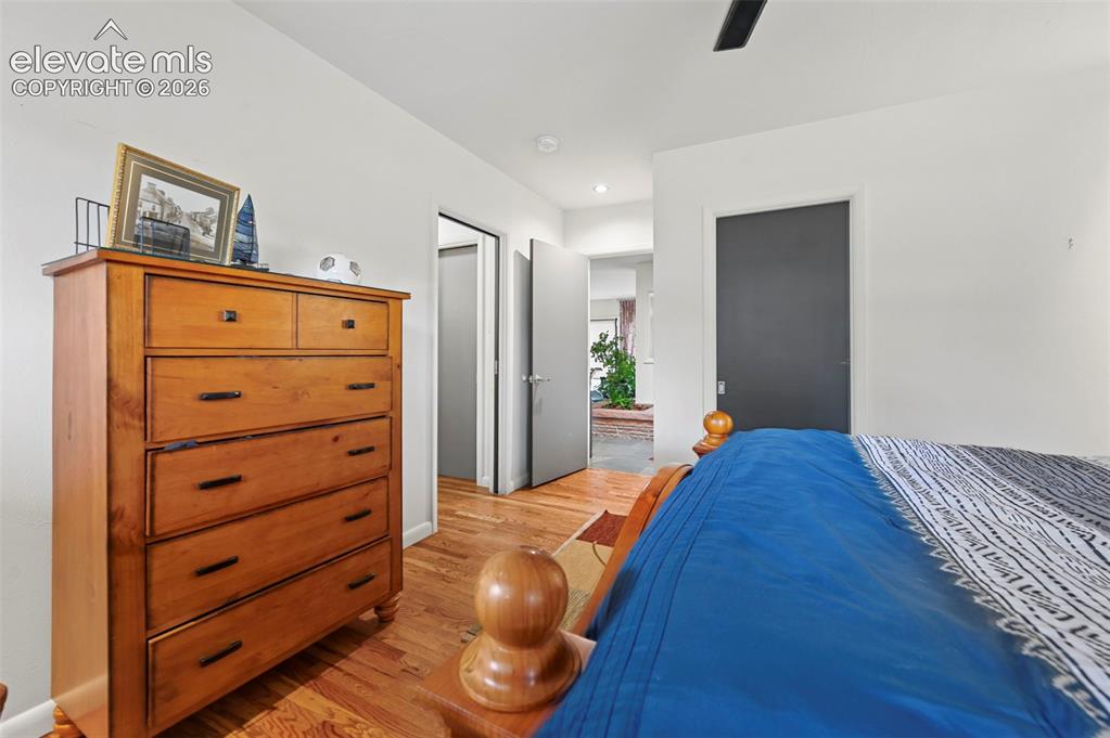 Image 19 of 50: Bedroom