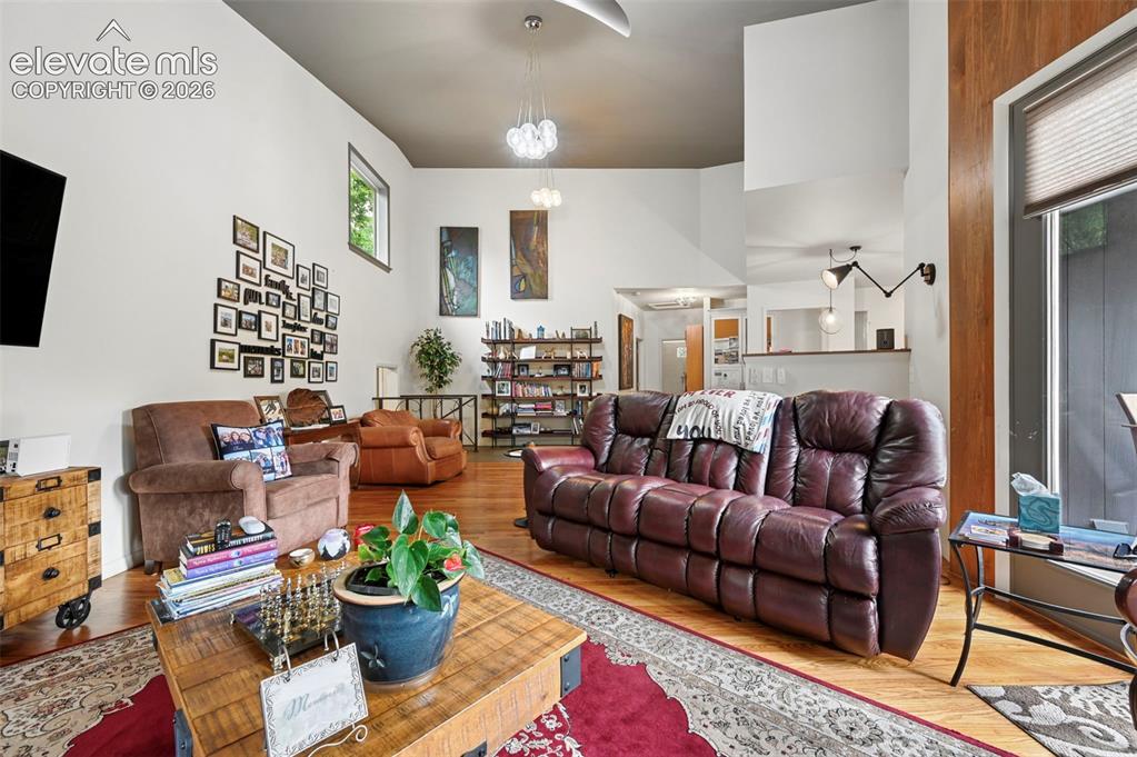 Image 5 of 50: Living Room