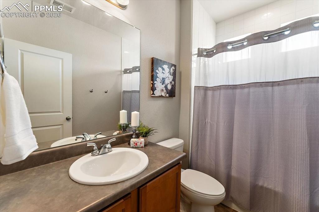 Image 15 of 28: Main Floor Bathroom