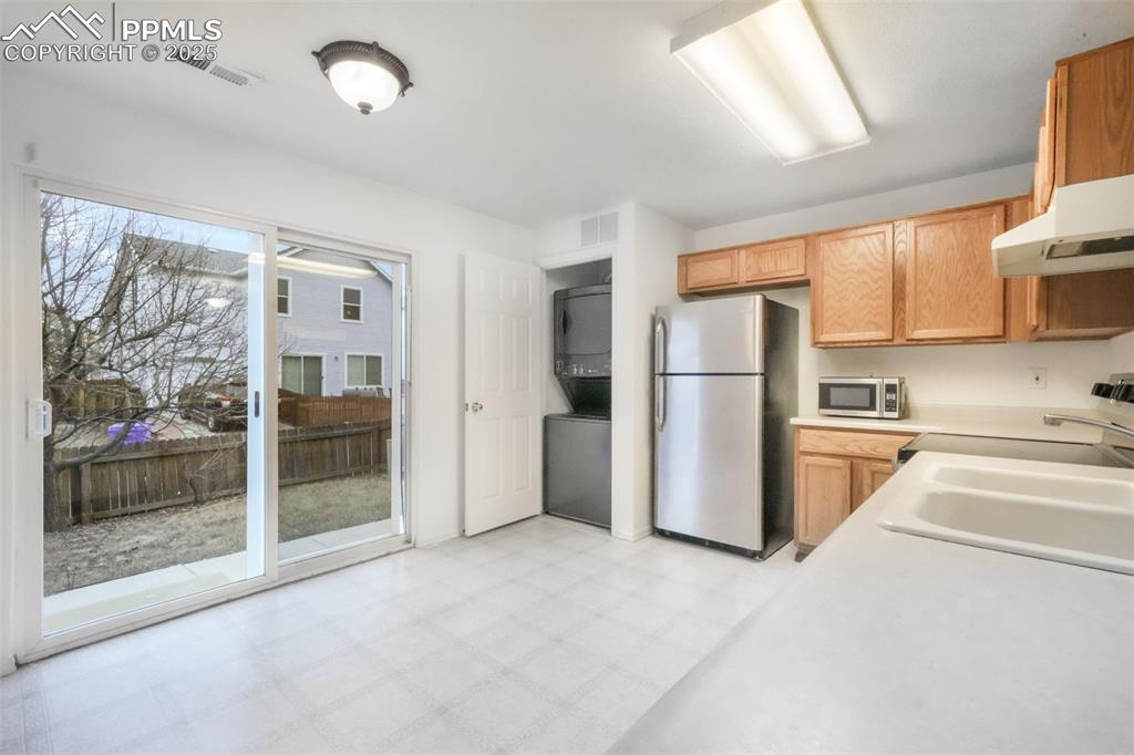 Image 13 of 44: Kitchen