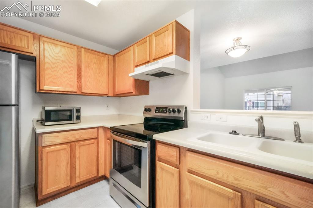 Image 15 of 44: Kitchen