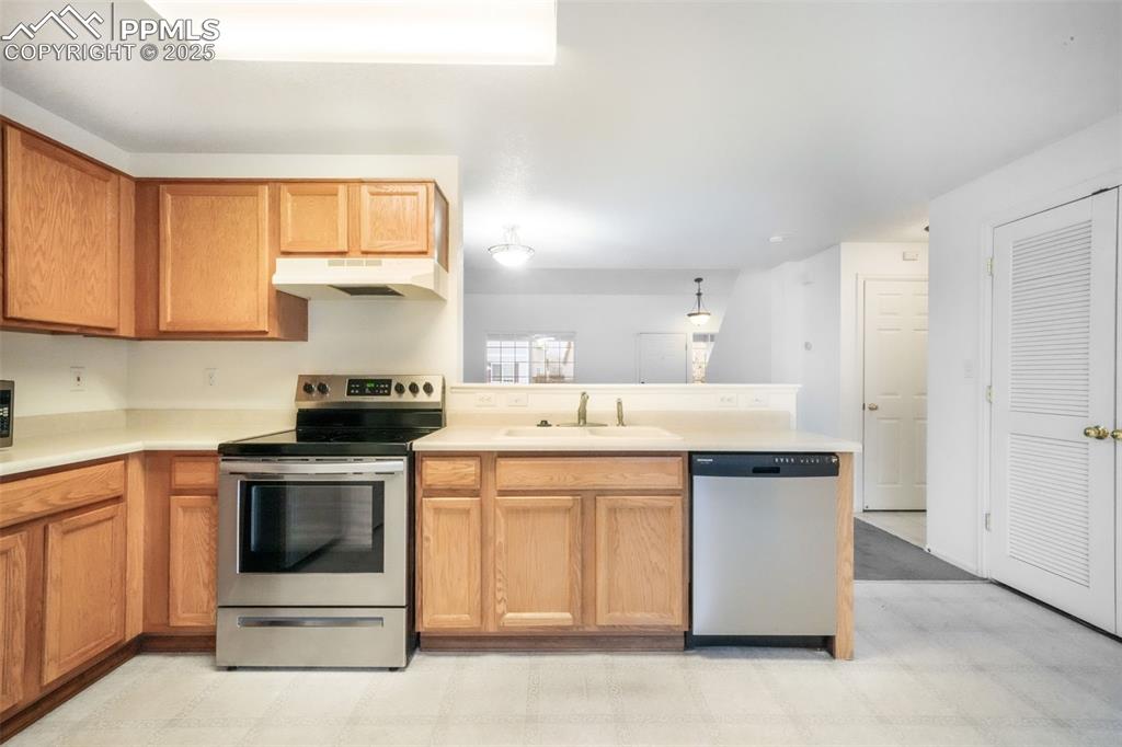 Image 16 of 44: Kitchen