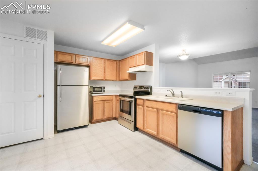 Image 17 of 44: Kitchen