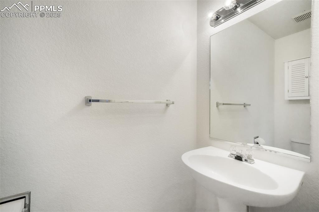 Image 20 of 44: Bathroom