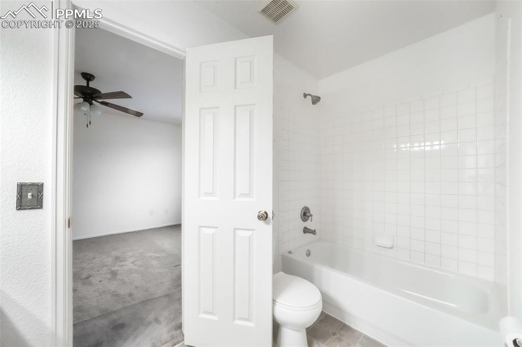 Image 32 of 44: Bathroom