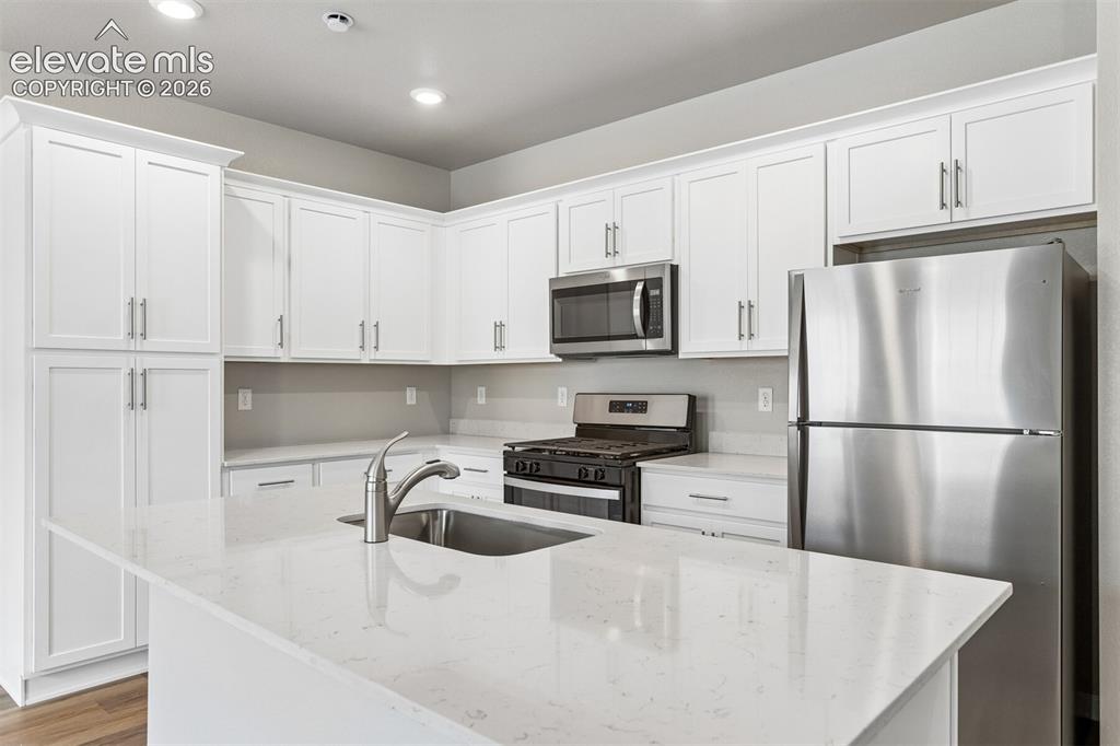 Image 5 of 20: Kitchen