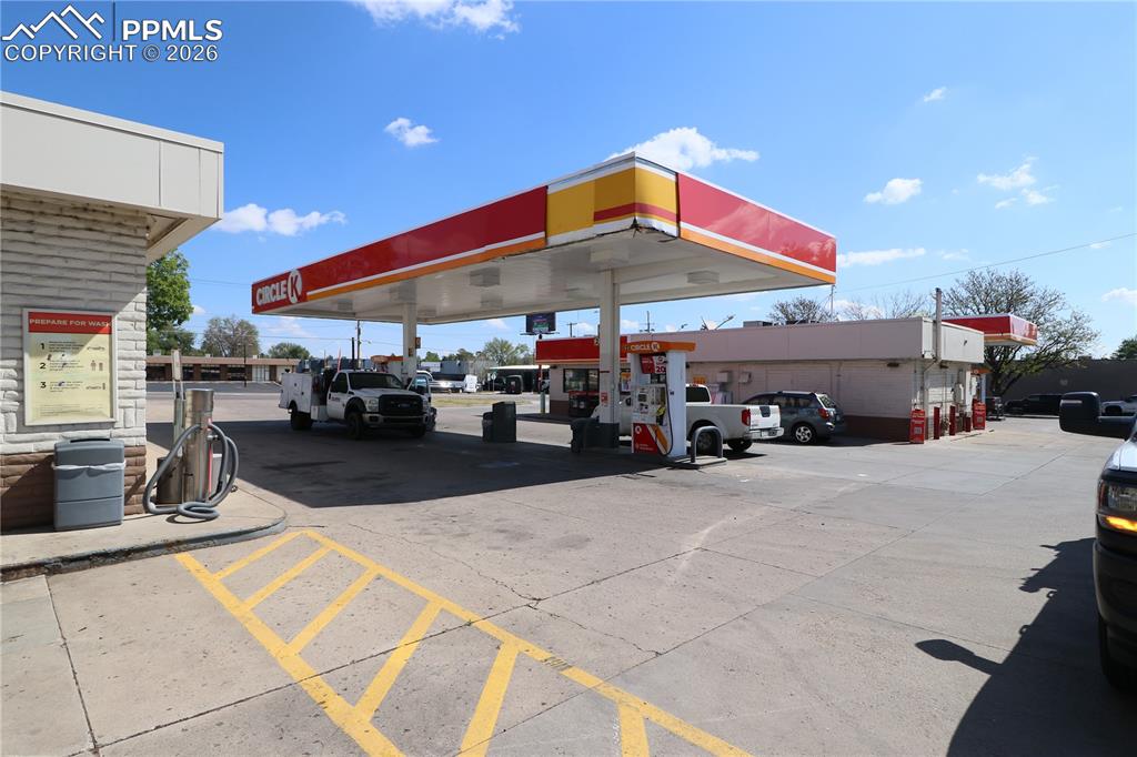 Image 9 of 21: Parking