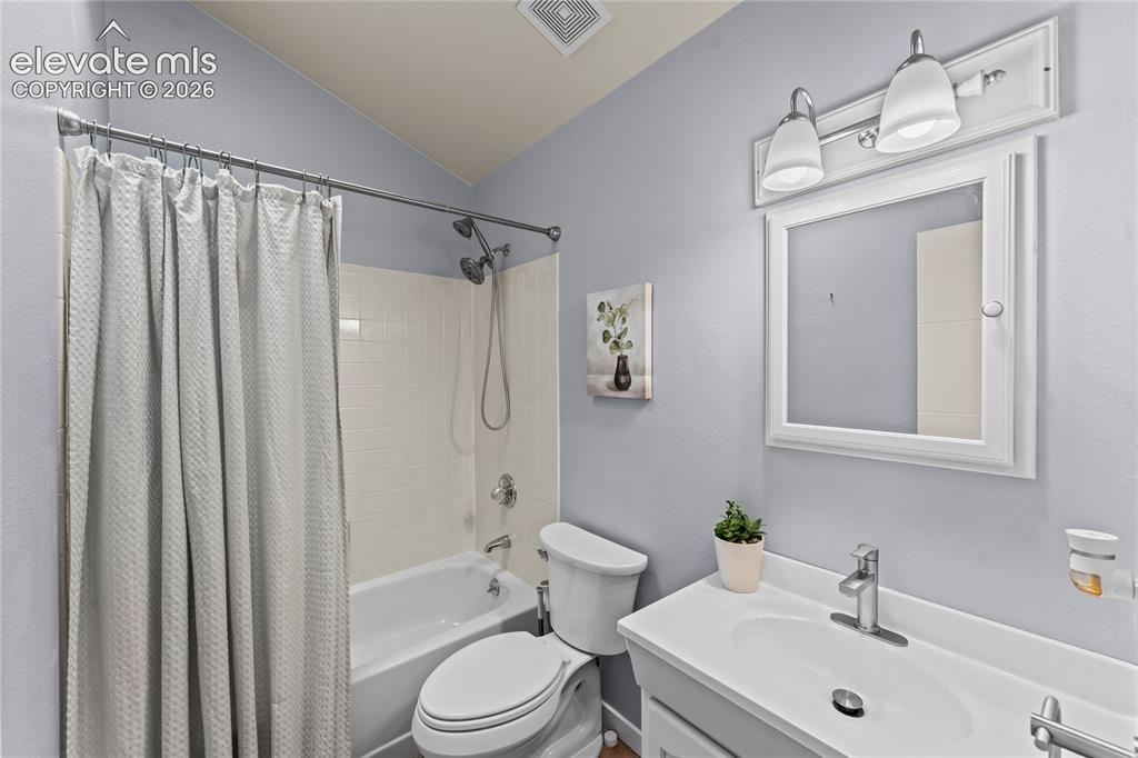 Image 14 of 41: Bathroom