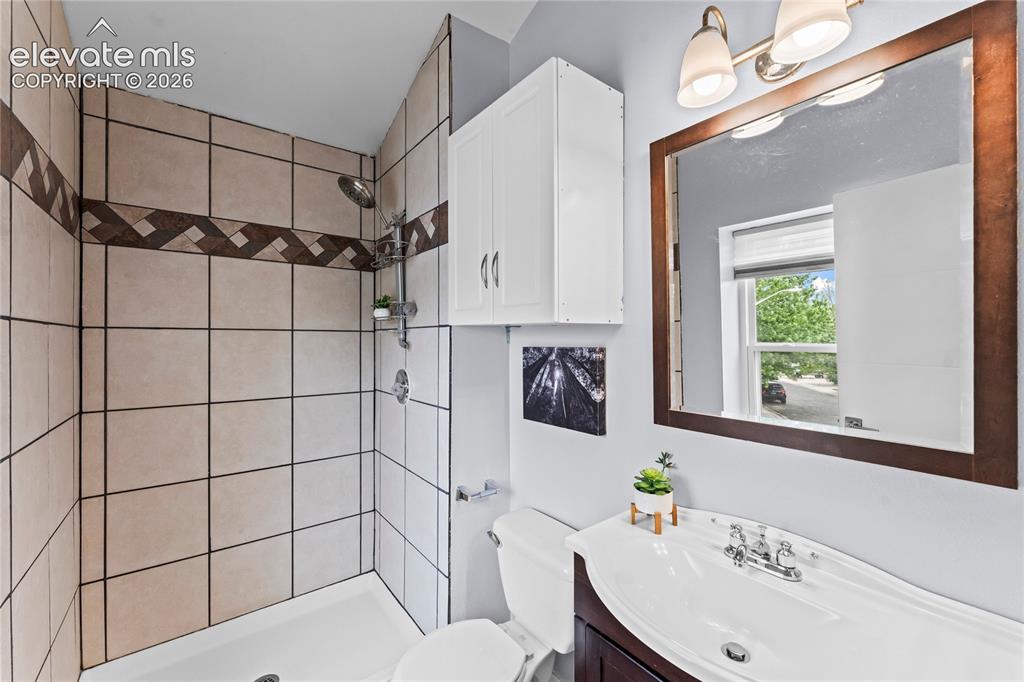 Image 18 of 41: Bathroom