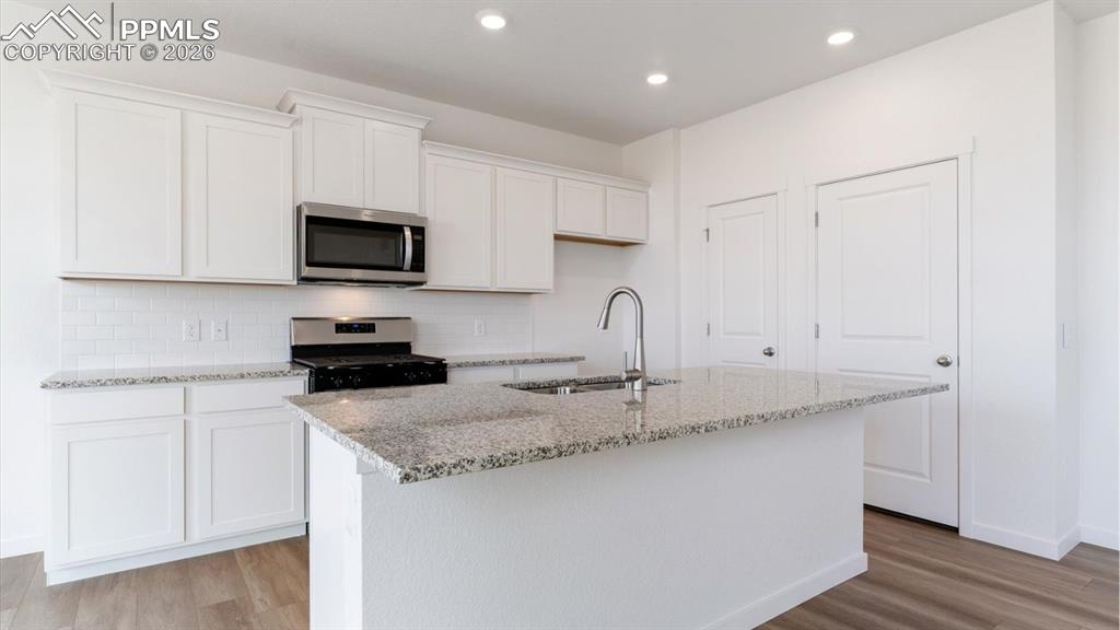 Image 11 of 23: Kitchen