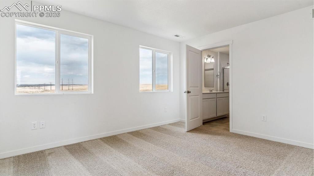 Image 19 of 23: Bedroom