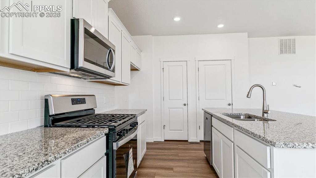 Image 7 of 23: Kitchen