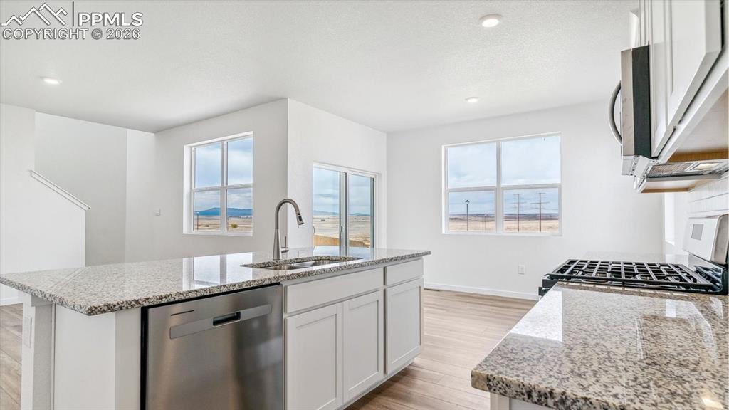 Image 8 of 23: Kitchen