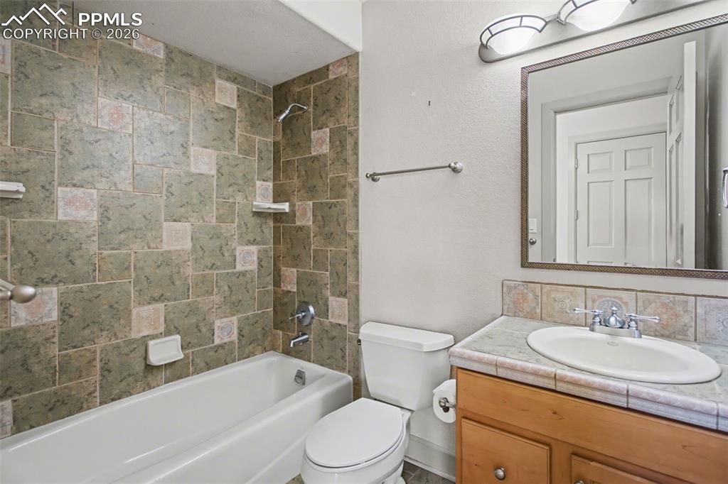 Image 31 of 44: Bathroom