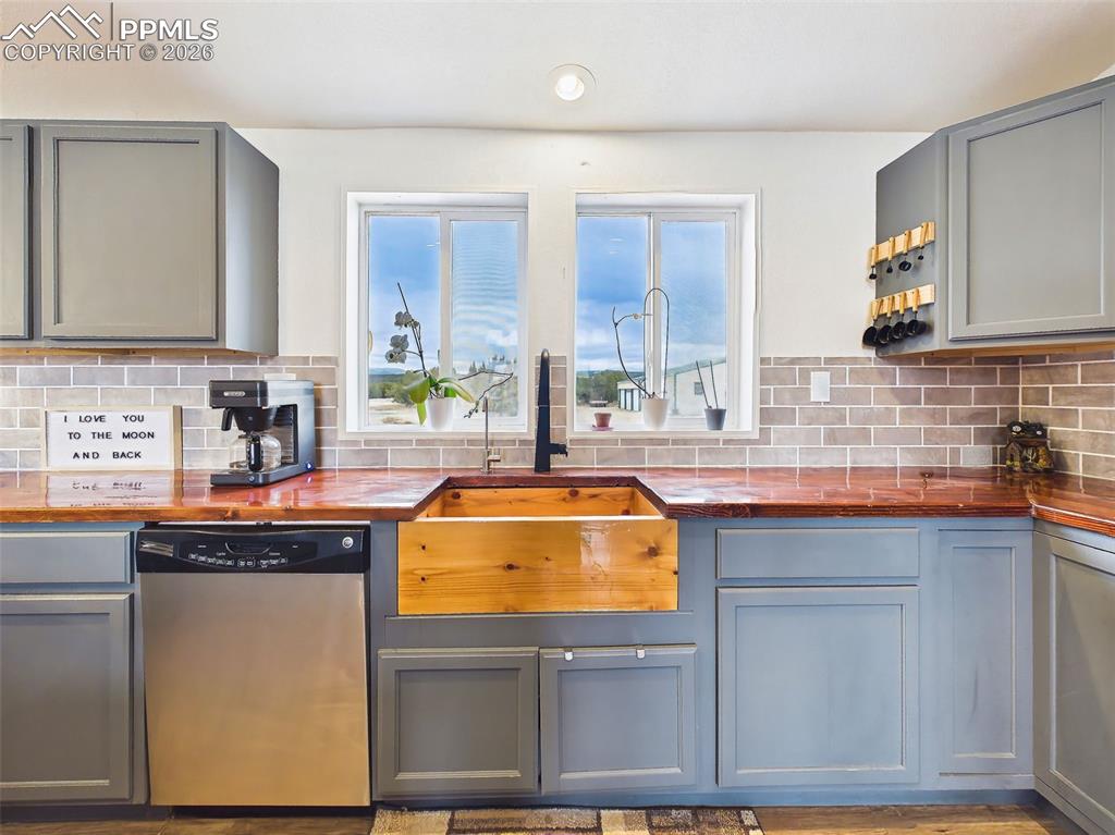 Image 12 of 50: Kitchen – Corner Workspace – Thoughtfully designed layout maximizes counter