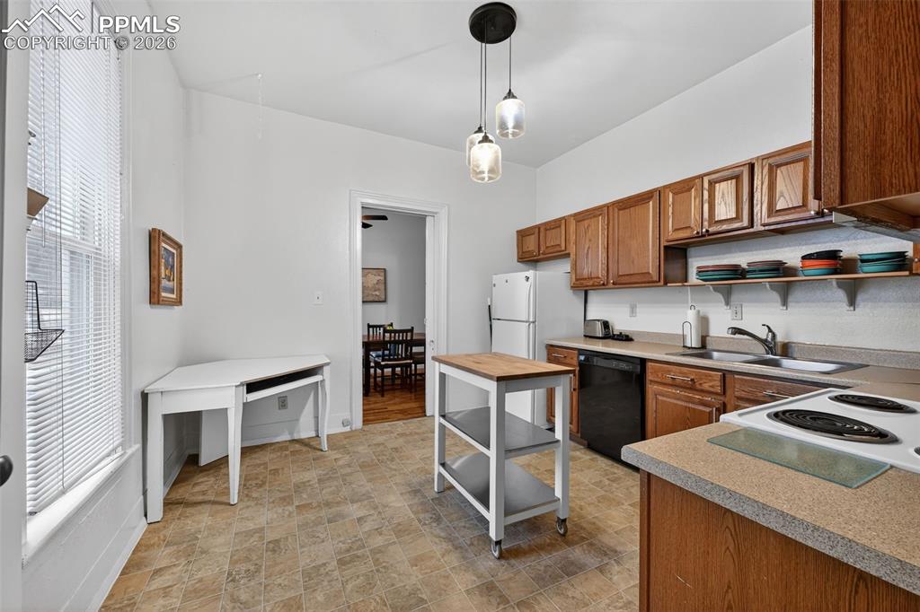 Image 11 of 26: Kitchen