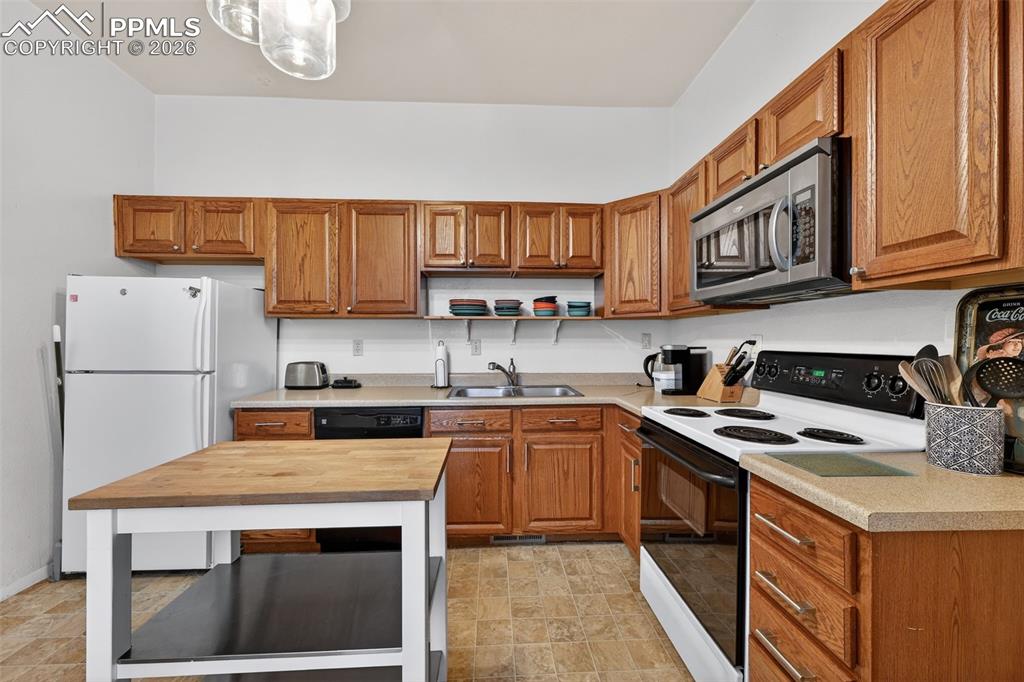 Image 12 of 26: Kitchen