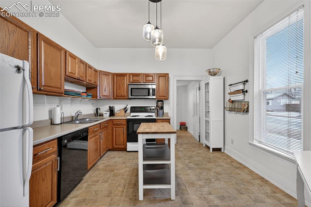 Image 13 of 26: Kitchen