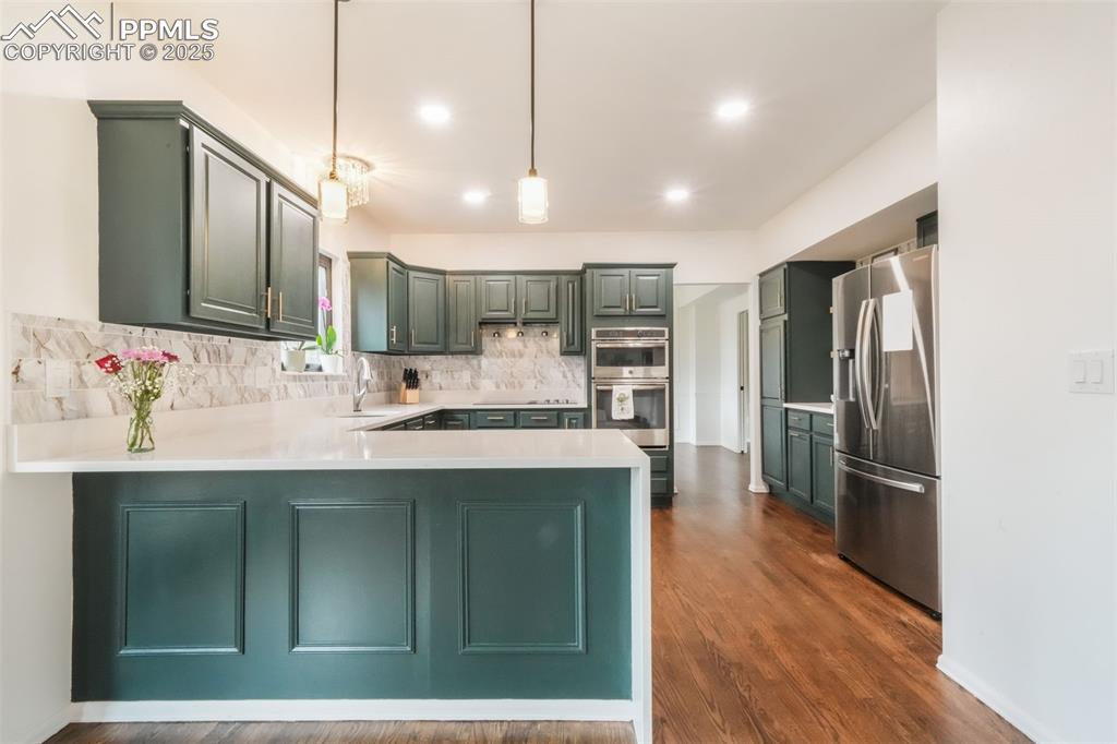 Image 12 of 50: Kitchen
