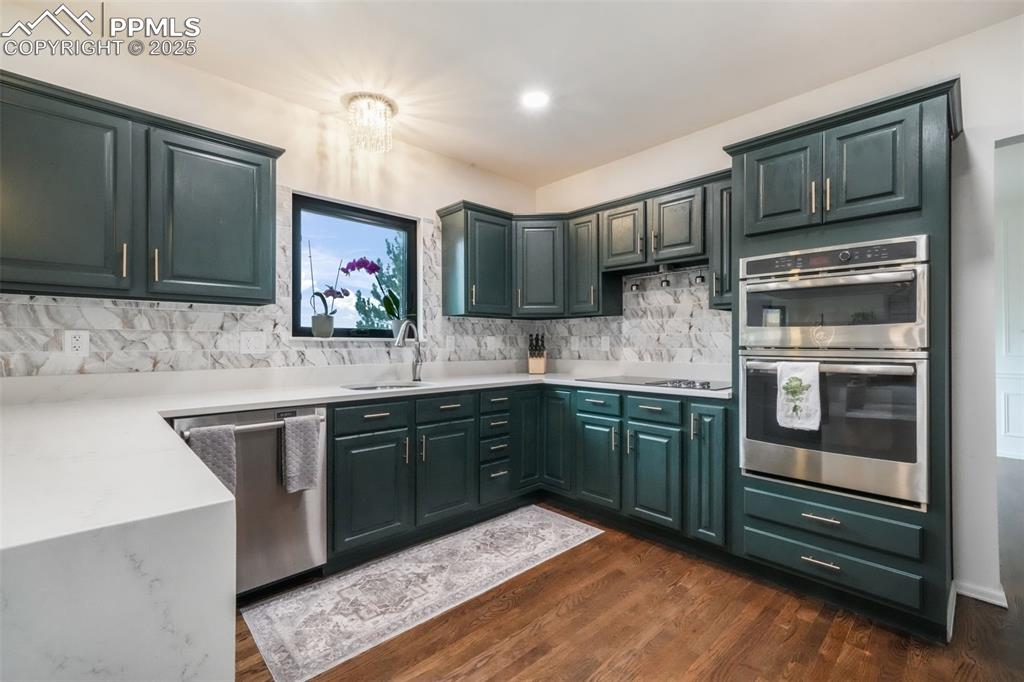 Image 14 of 50: Kitchen