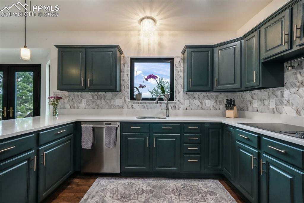 Image 15 of 50: Kitchen