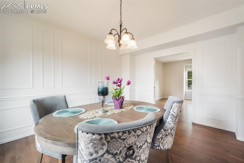 Image 17 of 50: Dining Area