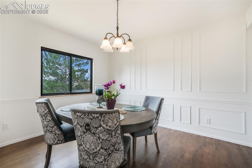 Image 18 of 50: Dining Area