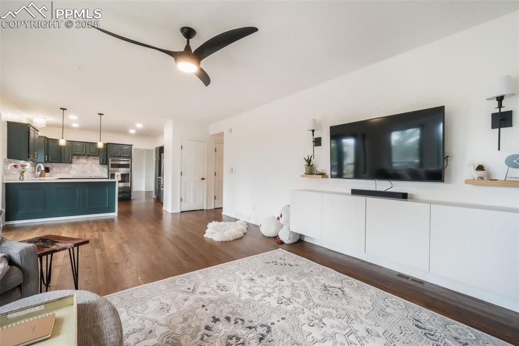 Image 8 of 50: Living Room