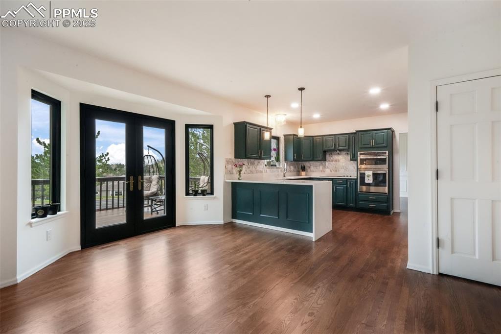 Image 9 of 50: Kitchen