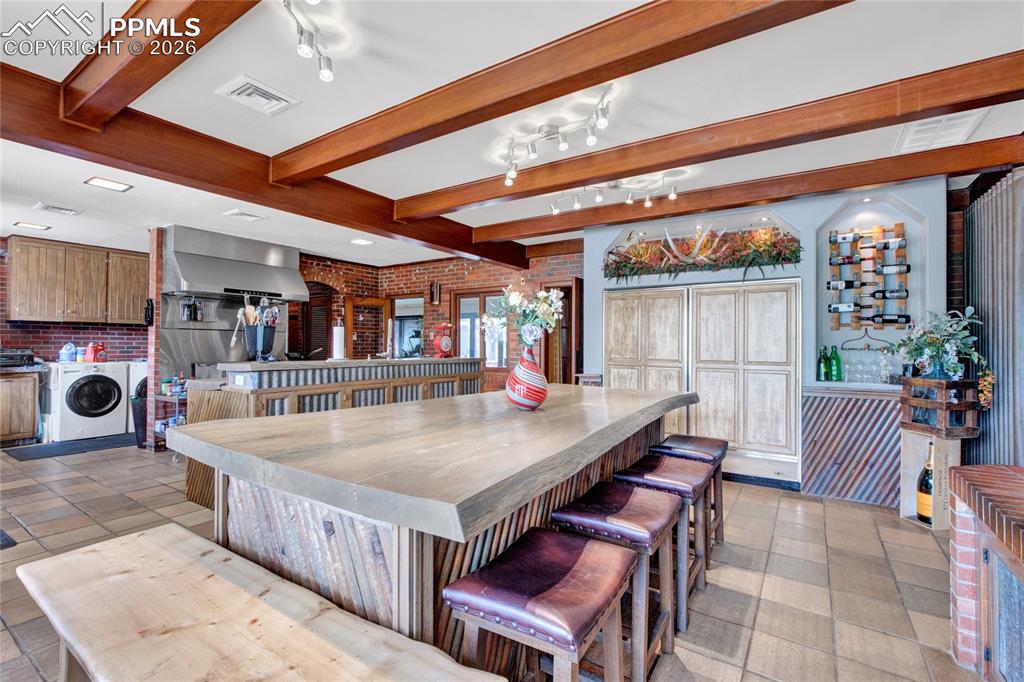 Image 14 of 50: Dining Area