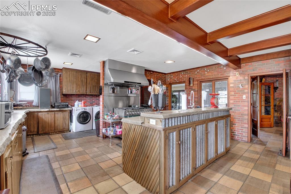 Image 16 of 50: Kitchen