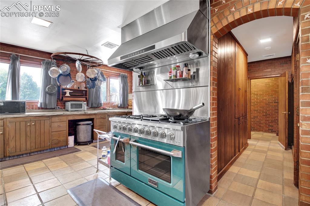 Image 18 of 50: Kitchen