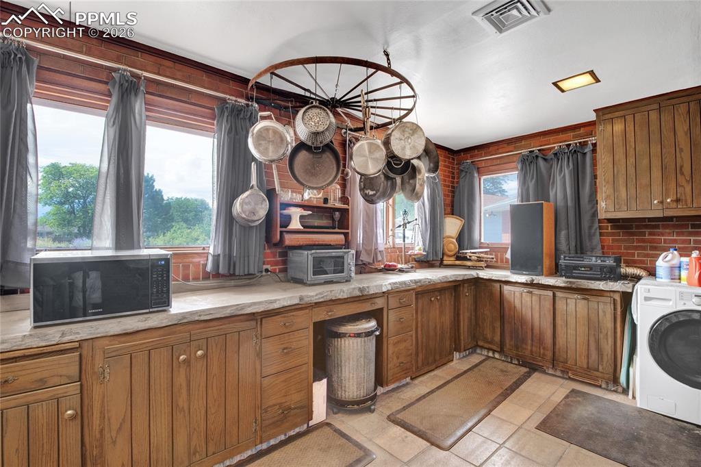 Image 19 of 50: Kitchen