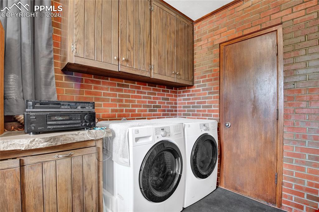 Image 20 of 50: Laundry