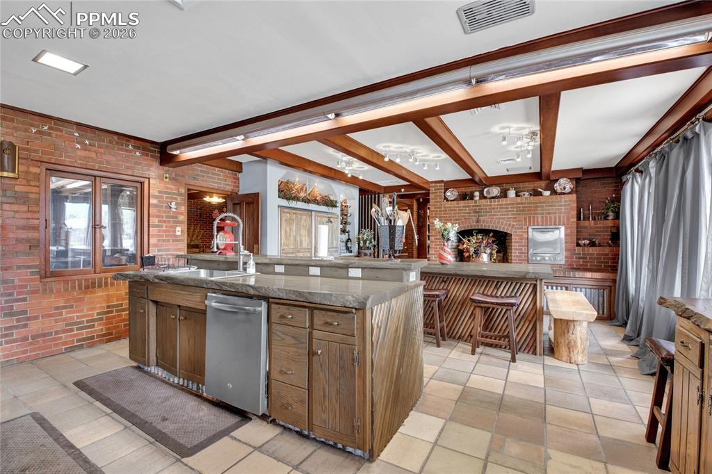 Image 21 of 50: Kitchen