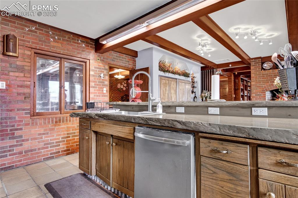 Image 22 of 50: Kitchen