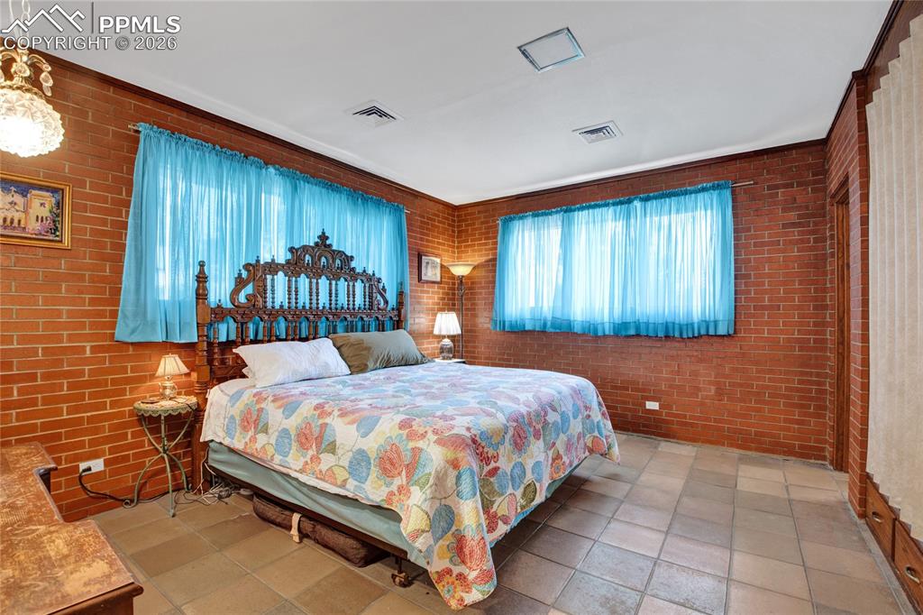 Image 30 of 50: Bedroom