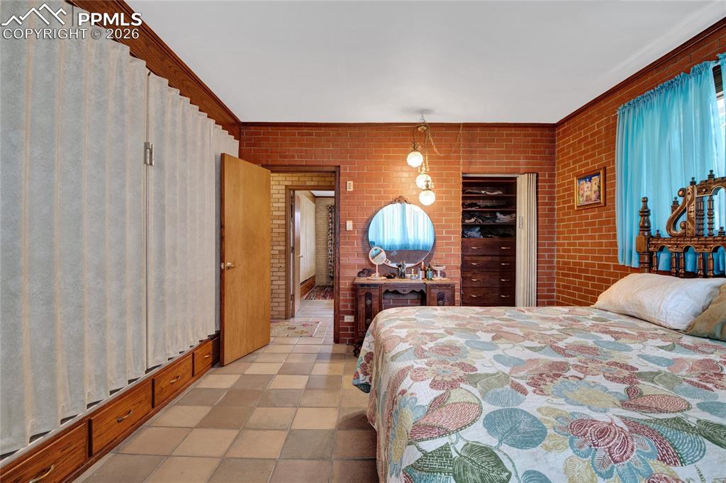 Image 31 of 50: Bedroom