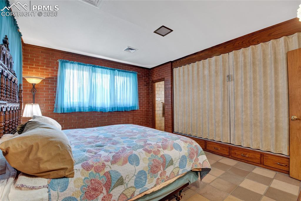 Image 32 of 50: Bedroom