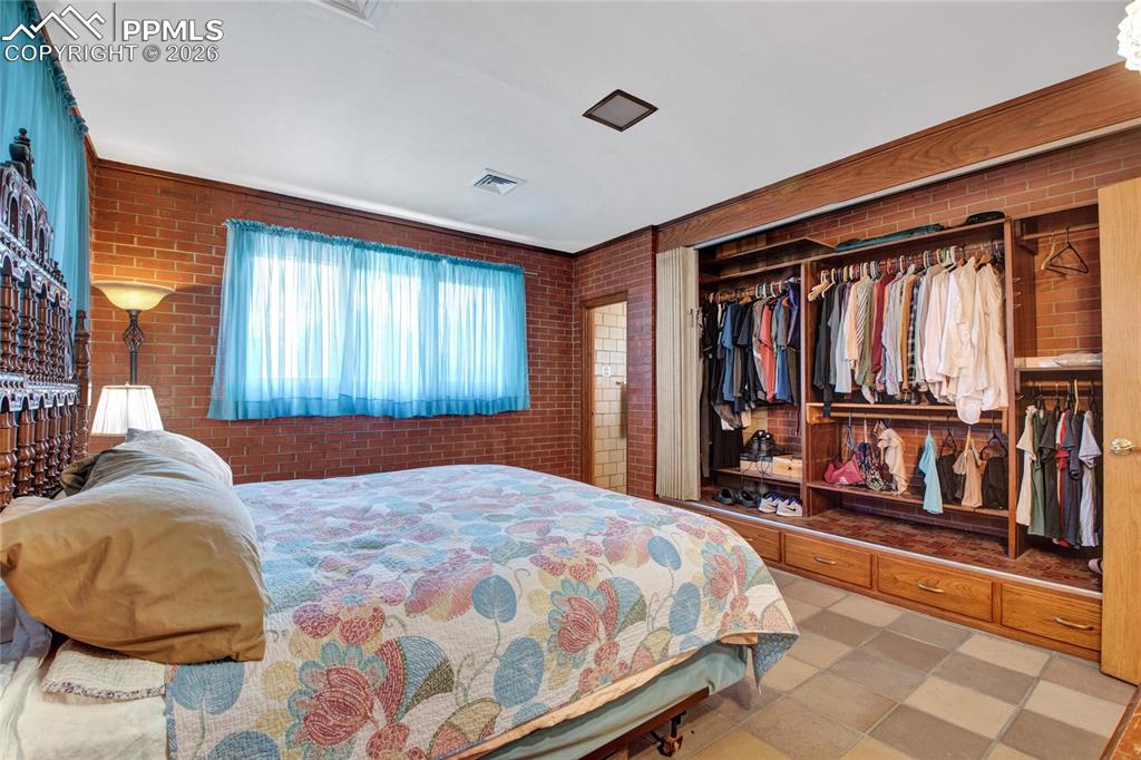 Image 33 of 50: Bedroom