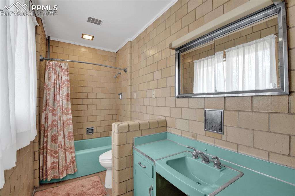 Image 34 of 50: Bathroom