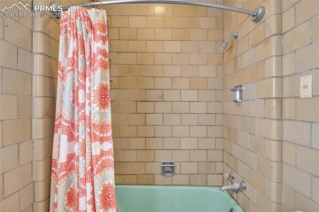 Image 35 of 50: Bathroom