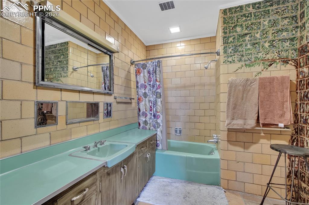 Image 38 of 50: Bathroom