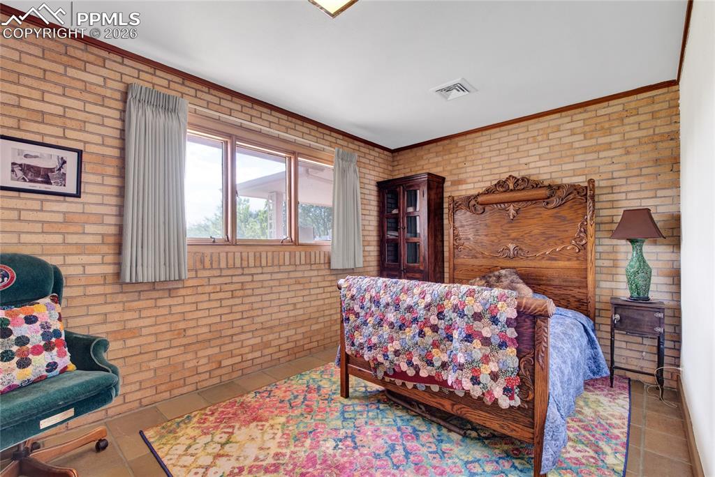 Image 42 of 50: Bedroom