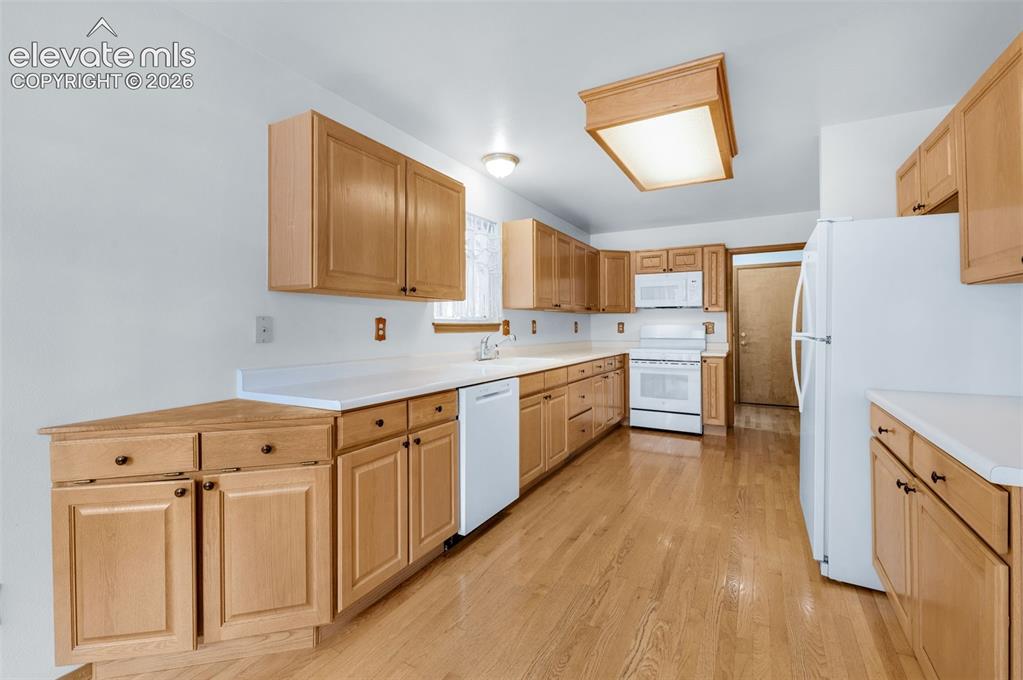 Image 10 of 49: Kitchen
