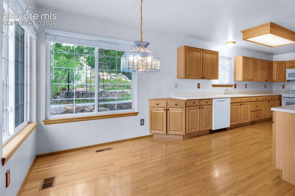 Image 14 of 49: Kitchen